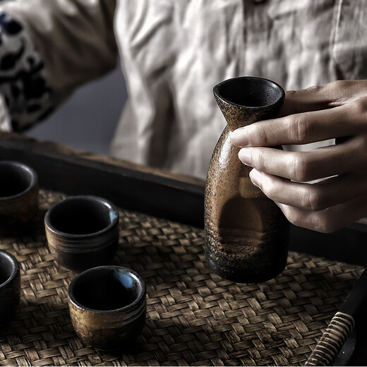 Porcelain in the Four Directions Japanese retro old tavern sake utensil set household wine pot soju cup restaurant small wine glass liquor dispenser Japanese and Korean restaurant specialty wine utensil set Hengdian pose for photo Jiyun trumpet sake utensil one pot two cups