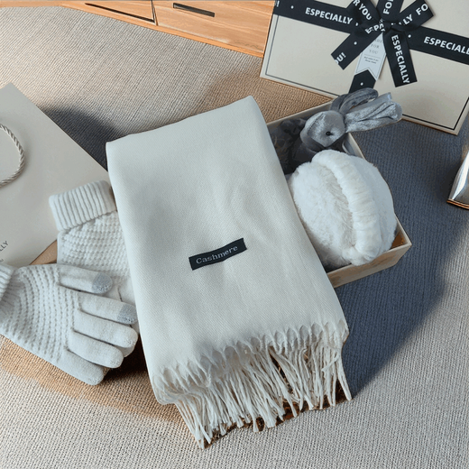 Vierköpfiger Set von Hut-, Handschuhen, Schal, warm und samtiger Ohrschützer für Männer und Frauen, verdickte Herbst- und Wintergeschenke, weiß