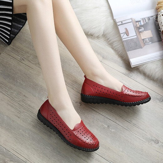 Han Xuefei (HANXUEFEIZI) mother shoes sandals summer 2025 new flat low heel middle-aged and elderly women's shoes soft sole non-slip middle-aged grandma leather shoes red A829-1 women's shoes 38 standard size