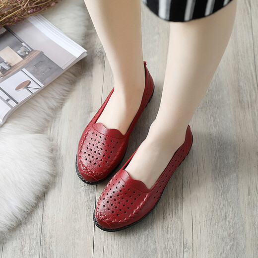 Han Xuefei (HANXUEFEIZI) mother shoes sandals summer 2025 new flat low heel middle-aged and elderly women's shoes soft sole non-slip middle-aged grandma leather shoes red A829-1 women's shoes 38 standard size