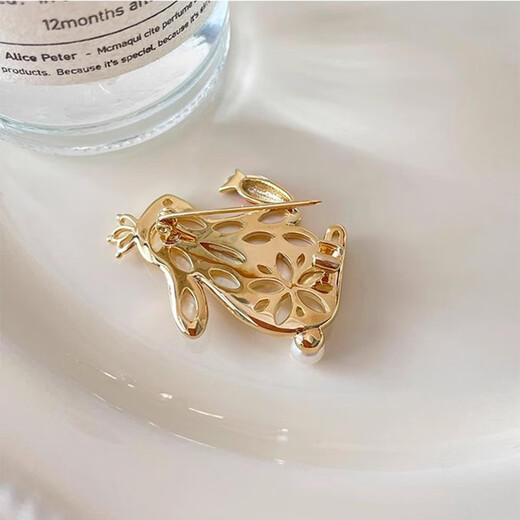 Marco Bizzarri's birthday gift: divination rabbit brooch, high-end female cute rabbit, girl's mother-of-pearl corsage, anti-exposure pin, 520 gift for girlfriend, birthday gift for best friend