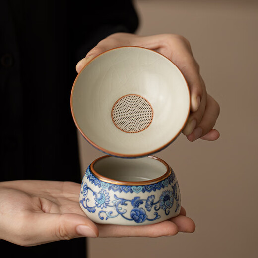 Xi Yuanji Blue and White Ru Kiln Tea Strainer Integrated Tea Strainer Tea Making Artifact Tea Separator with Full Flower Painting Gold Enamel Flower Beige Ru Kiln Round Tea Strainer Set + Male Cup