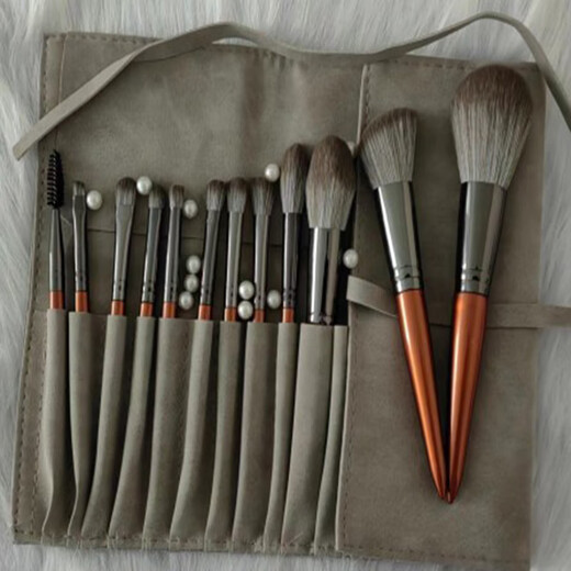 YAHLIGS 12 pcs imitation mahogany imitation snow fox fur makeup set brush does not pierce the face and does not shed hair eye shadow brush loose powder brush blush brush accidental 12 pcs makeup brush + envelope bag