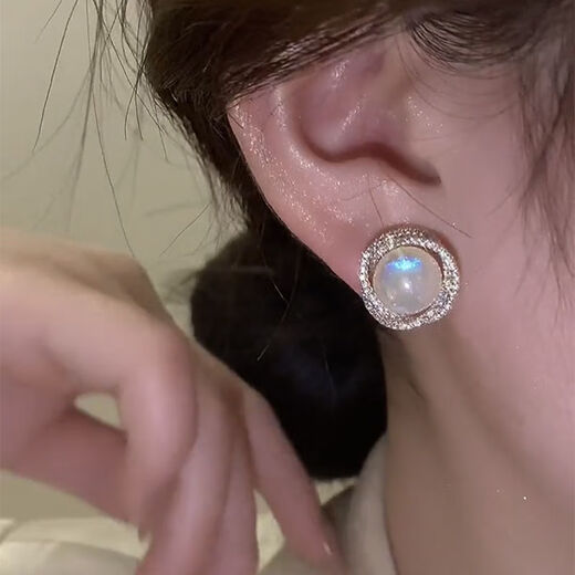 Yizhuchun earrings for women 2024 new trendy niche design high-end light luxury temperament earrings French retro earrings earrings