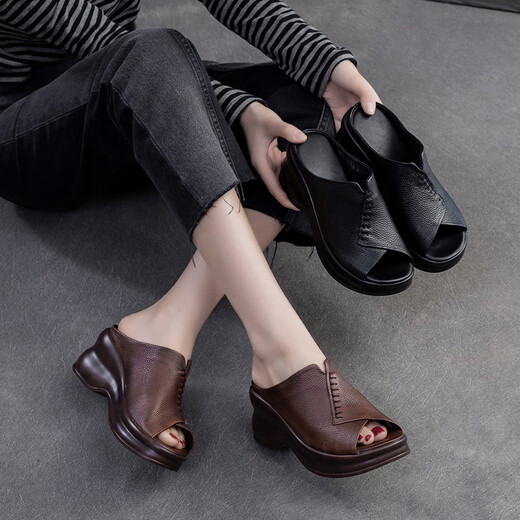 Family Lady (Qinqingfuren) Cuero genuino de cuero grueso Sandalias de boca de pescado de tacón grueso para mujeres Toe Toehide retro sandalias de madre abiertas hechas a mano verano Nuevo estilo marrón 35
