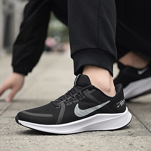Nike (Nike) Laufschuhe Herrenschuhe Sommer Quest Flying Line Mesh atmungsable Low Top Polishing Sports Schuhe Freizeitschuhe DA1105-006 Schwarz 44.5