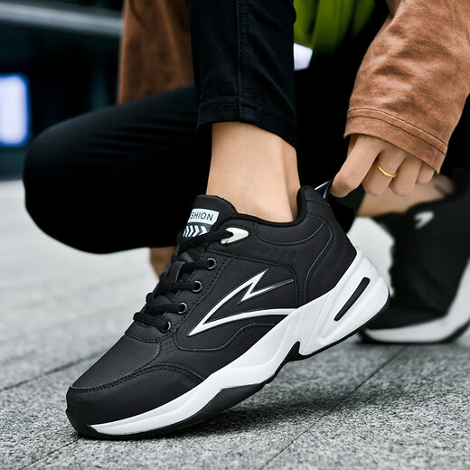 Zapatos de hombres Jinyue zapatos deportivos TOE anchos sueltos y grasos más grandes de otoño e invierno zapatos casuales impermeables al agua extra grande 45464748 826 blanco y negro 42