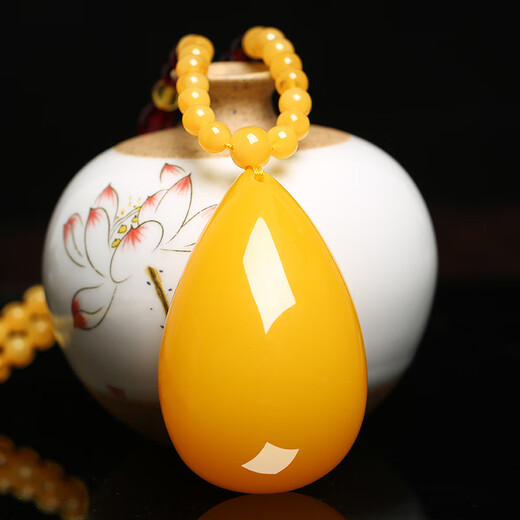 Nilan Fat Dong Lai's same style beeswax pendant, water droplets follow the shape of natural l necklace, amber chicken oil yellow sweater chain, men's and women's style, old B style, safe and sound brand + lanyard style
