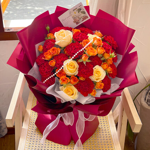 Xinyi Flower Express Roses and Carnations Bouquets as Gifts for Mom and Elders Nationwide Flower Delivery in the City 21 Champagne Carnations Mixed and Matched Bouquets