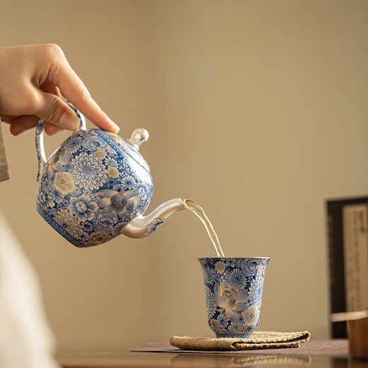 Inherited order of high-end blue and white gold and silver teapot and two cups of beauty teapot and cup household ceramic kung fu gilt silver tea set for leaders Porcelain body gilt silver * blue and white gold one pot and two cups gift box