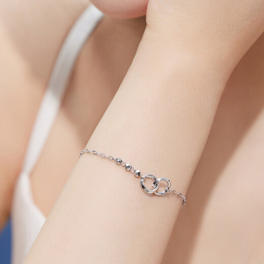 Lukfook Jewelry 950 platinum interlocking double-ring platinum bracelet, priced F63P0008DS, about 3.45 grams