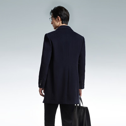 Chemise blanche au pouce automne et hiver.