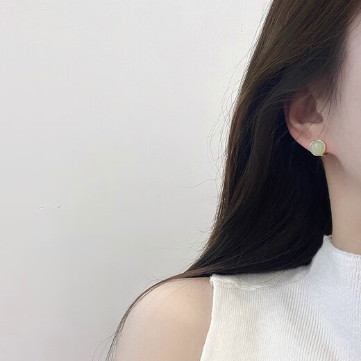 Yican's niche design Hetian jade earrings, feminine and versatile, high-end earrings, 2025 new popular light luxury earrings, earrings