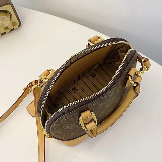 Calculat/KeenCK women's bag shell bag women's 2025 new winter texture this year's popular versatile hand-held crossbody bag brown