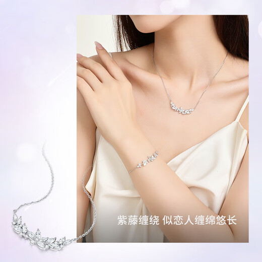 Chow Tai Sang's light and luxurious clavicle chain is a gift for his girlfriend, a gift for his wife, a gift box for his best friend, a wisteria flower necklace, a wisteria flower necklace