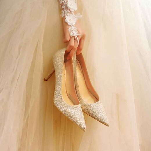Chaussures de mariage de château de rose