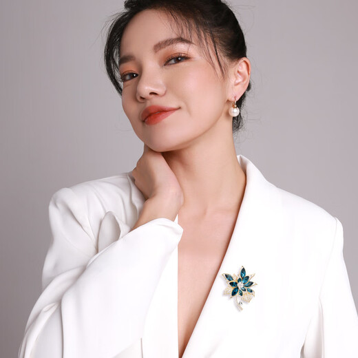 Qlady blue hibiscus crystal corsage brooch high-end women light luxury fashion anti-exposure pin silk scarf buckle birthday gift