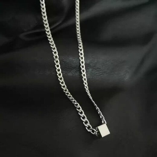 MOLC Wang Yibo's same style square necklace for men, trendy titanium steel, versatile personality, senior couple gives boyfriend a Christmas birthday gift, square necklace L0084