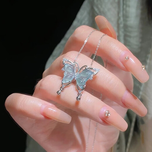 Collier à glands de papillons de couleur dégradé pour les femmes en été, chaîne de clavicule exquise, collier de fille chaude douce et frais