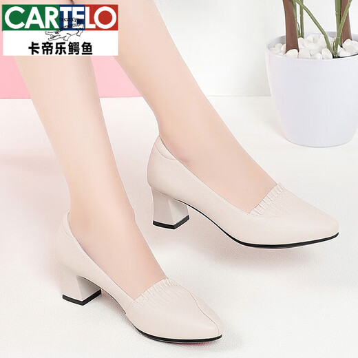 卡帝乐鳄鱼（CARTELO）高档妈妈鞋子真皮软底软面皮鞋女夏秋中跟中年女鞋超软不磨脚夏款单鞋新品 Y-9216米白色 ( 跟高3.5cm ) 35