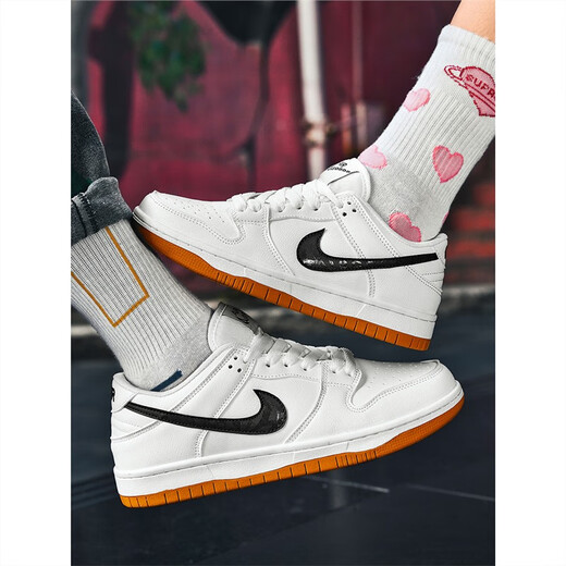 aj women's shoes Putian black and white panda dunk red wedding shoes aj1 low top shoes sports Kata men's shoes 1699 white plus black 35
