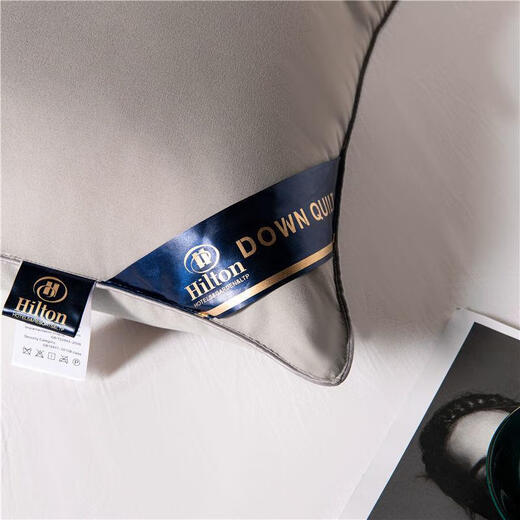 A pair of down pillows for five-star hotels, white goose down pillows for home use, and a pair of gray low pillows