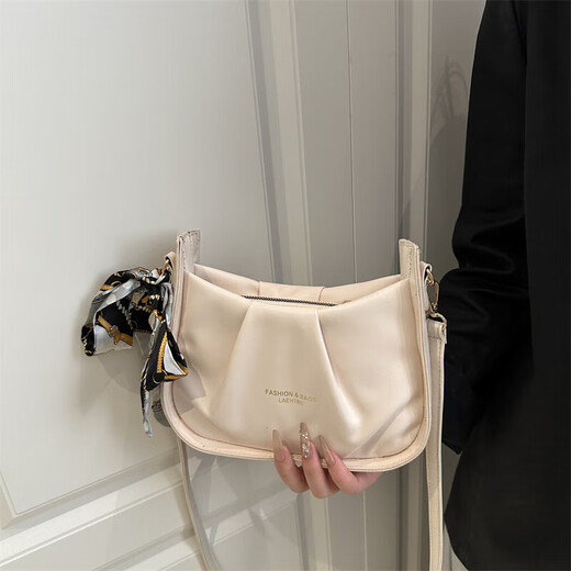 Frauen 2025 Frühling neuer modischer faltiger Umhängetaschen Vielseitige Crossbody -Tasche Mode Achselhöhlen -Tasche 6252 Weiß