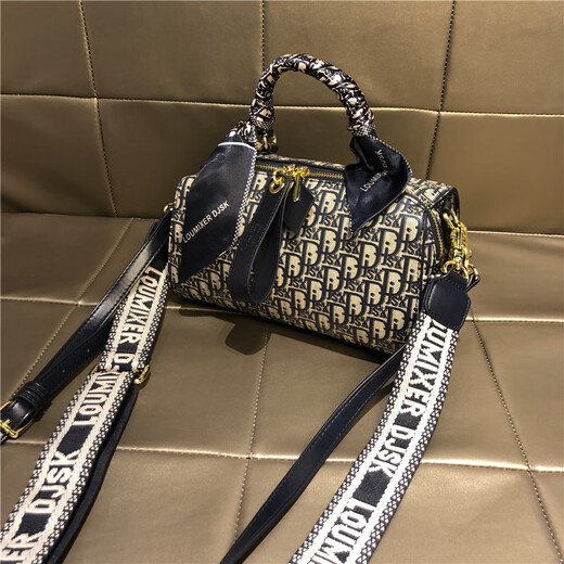 I.T DANKLES香港品牌真皮女包印花枕头包2025新款百搭波士顿手提包单肩斜挎包 D字料（专柜礼盒套装）