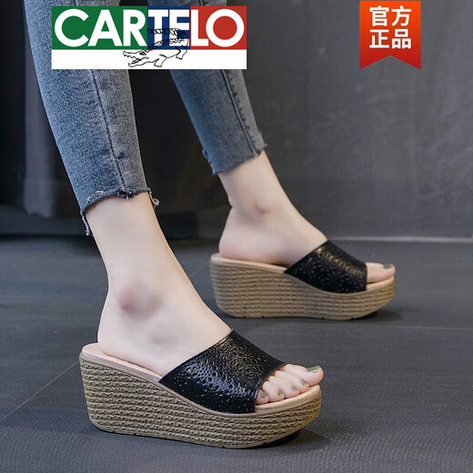卡帝乐鳄鱼（CARTELO）高档凉拖女夏2025新款镂空坡跟一字拖真皮松糕底外穿厚底高跟拖鞋 A6210白色 38