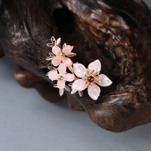 QUAMER Gold Store Brooch Women's Pin Sweater Corsage Flowers High-end Luxury Versatile Atmosphere Temperament Pink Complex