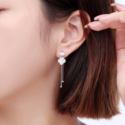 Yuan Shengfu's new PT950 fashionable four-leaf clover tassel platinum earrings, versatile platinum earrings, 4.96g
