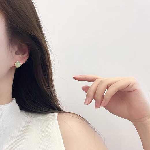 Yican's niche design Hetian jade earrings, feminine and versatile, high-end earrings, 2025 new popular light luxury earrings, earrings