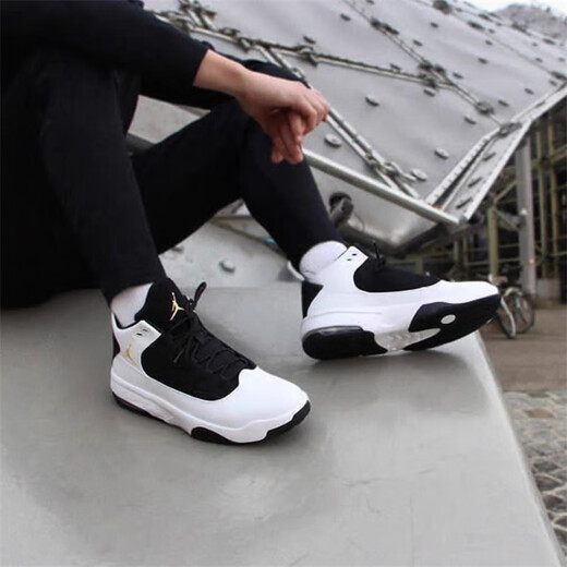 耐克（NIKE）Jordan Max Aura 2 黑白防滑耐磨缓震实战运动中帮复古篮球鞋 CK6636-107黑白 42 (265mm)