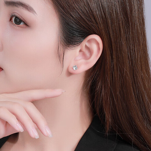 Trendy Acer Platinum Four-leaf Clover PT950 platinum earrings as a birthday gift for girlfriend. Priced. One pair is about 1.05g.