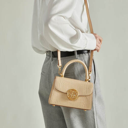 Aquascutum Yagge Lion Dan Prinzessin Flip Cover Mode One-Shoulder-Tasche vielseitiger chinesischer Valentinstag Geben Sie Freundin Temperament Pendler Bankett Handtasche Aprikosen Farbe Middle Bag