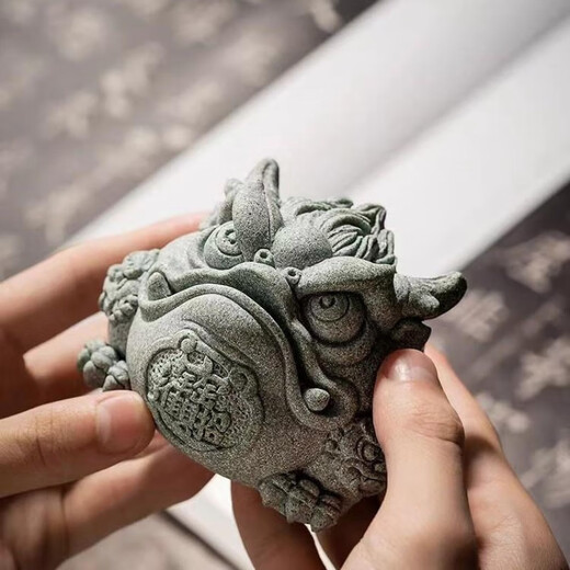 Qiashuo blue sandstone auspicious animal golden toad can raise tea pet toad ornaments tea table living room fish tank landscaping desktop decoration green sandstone Tongbao golden toad (with copper coins)