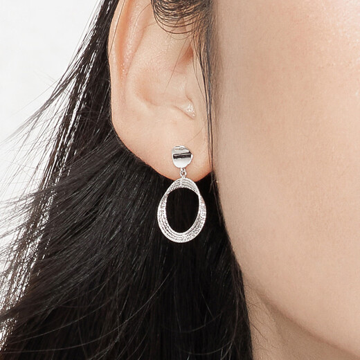 Lukfook Jewelry Platinum Earrings Möbius Ring Platinum 950 Earrings Price Approximately 2.43 grams