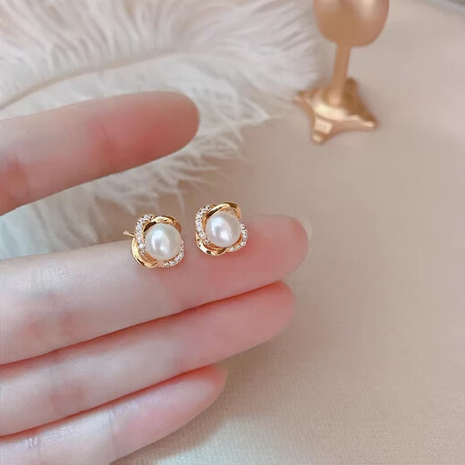Qi Xiaomi Korean version versatile imitation pearl earrings for women retro simple French four-leaf clover earrings elegant temperament high-end earrings four-leaf clover earrings