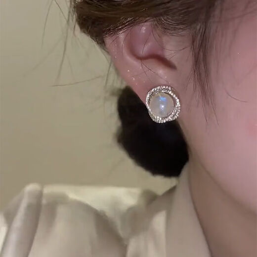 Yizhuchun earrings for women 2024 new trendy niche design high-end light luxury temperament earrings French retro earrings earrings