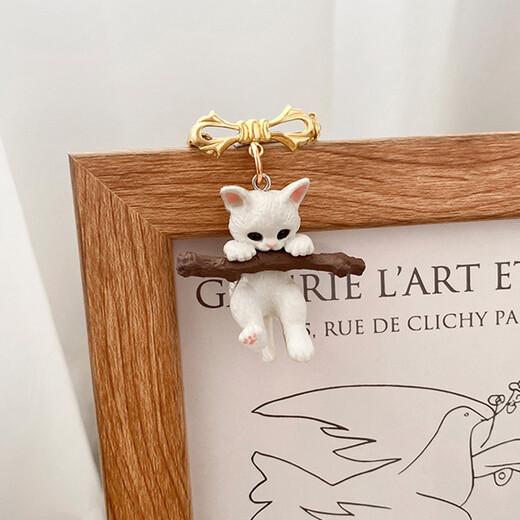 MOLC cute Japanese style kitten hugging a branch three-dimensional brooch 3D badge badge clothes anti-exposure buckle pin couple XZ0323 cat brooch
