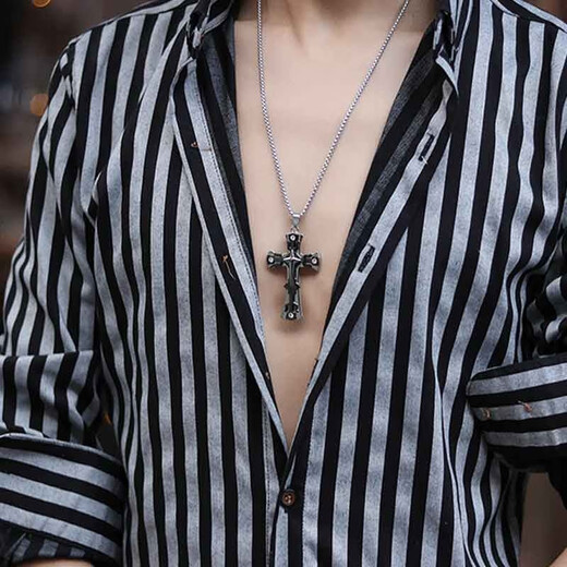 Cai Leiya European and American fashionable men's domineering cross necklace men's trendy hip-hop student pendant niche design sweater chain Holy cross necklace