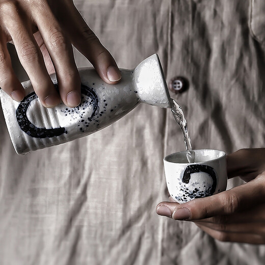 Porcelain in the Four Directions Japanese retro old tavern sake utensil set household wine pot soju cup restaurant small wine glass liquor dispenser Japanese and Korean restaurant specialty wine utensil set Hengdian pose for photo Jiyun trumpet sake utensil one pot two cups