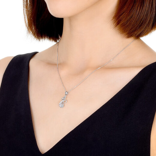 Chow Sang Sang Pt950 platinum bow pendant 74461P priced at 2.01 grams (including labor cost of 200 yuan)