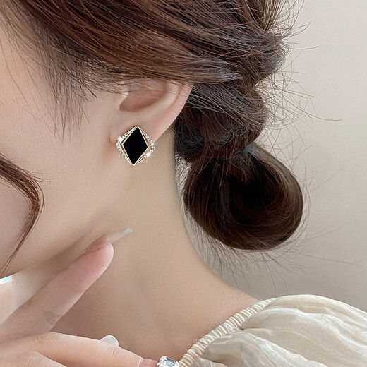 Idel's exquisite black diamond-shaped earrings for women 2025 new trendy cool style earrings niche design high-end earrings black diamond-shaped earrings E3169