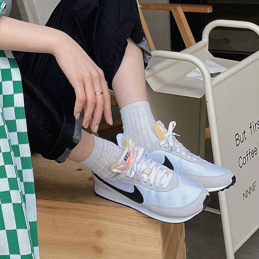 Nike (Nike) Zapatos para hombres 2025 Nuevo verano Ligero Retro Tendencia Retro zapatos Waffle Zapatos informales Bajos Dh1349-100 Negro/blanco/gris claro 44