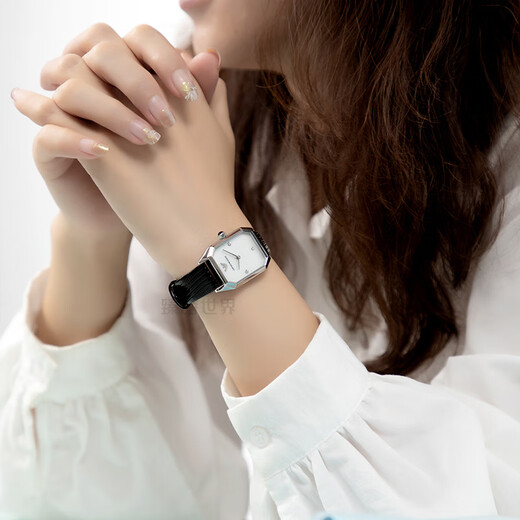 
Emporio Armani watch women's European and American watch simple and fashionable business quartz belt female expression Valentine's Day birthday gift for girlfriend Simple square plate AR11148