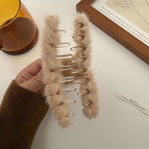 Jieweiyi plush hair clip autumn and winter new female Korean version cute fur clip clip shark clip back of the head hair catcher BH-FJ048 khaki color