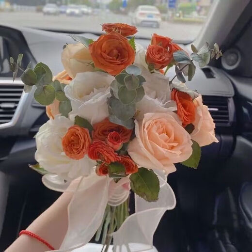 La novia del Dragon Boat Festival de Magic House sostiene flores y obtiene propuestas de bodas y obtiene un certificado de matrimonio y tiene flores y toma fotos y accesorios. Bouquet simulado de color de champán contiene flores [producto terminado]
