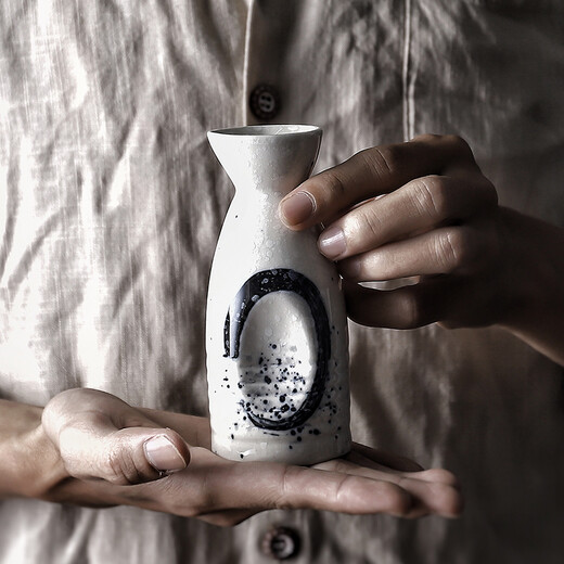Porcelain in the Four Directions Japanese retro old tavern sake utensil set household wine pot soju cup restaurant small wine glass liquor dispenser Japanese and Korean restaurant specialty wine utensil set Hengdian pose for photo Jiyun trumpet sake utensil one pot two cups