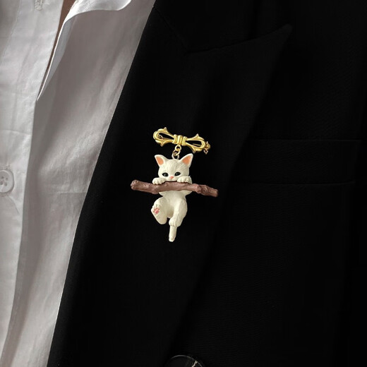 MOLC cute Japanese style kitten hugging a branch three-dimensional brooch 3D badge badge clothes anti-exposure buckle pin couple XZ0323 cat brooch
